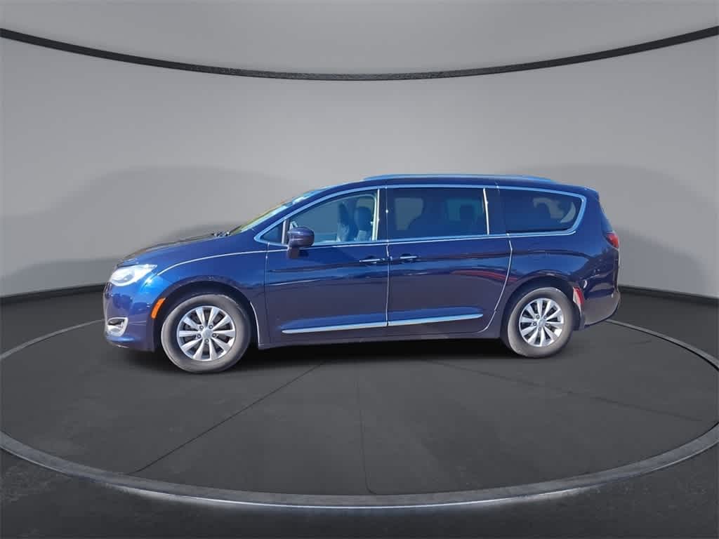 Thumbnail: 2019 Chrysler Pacifica - 4