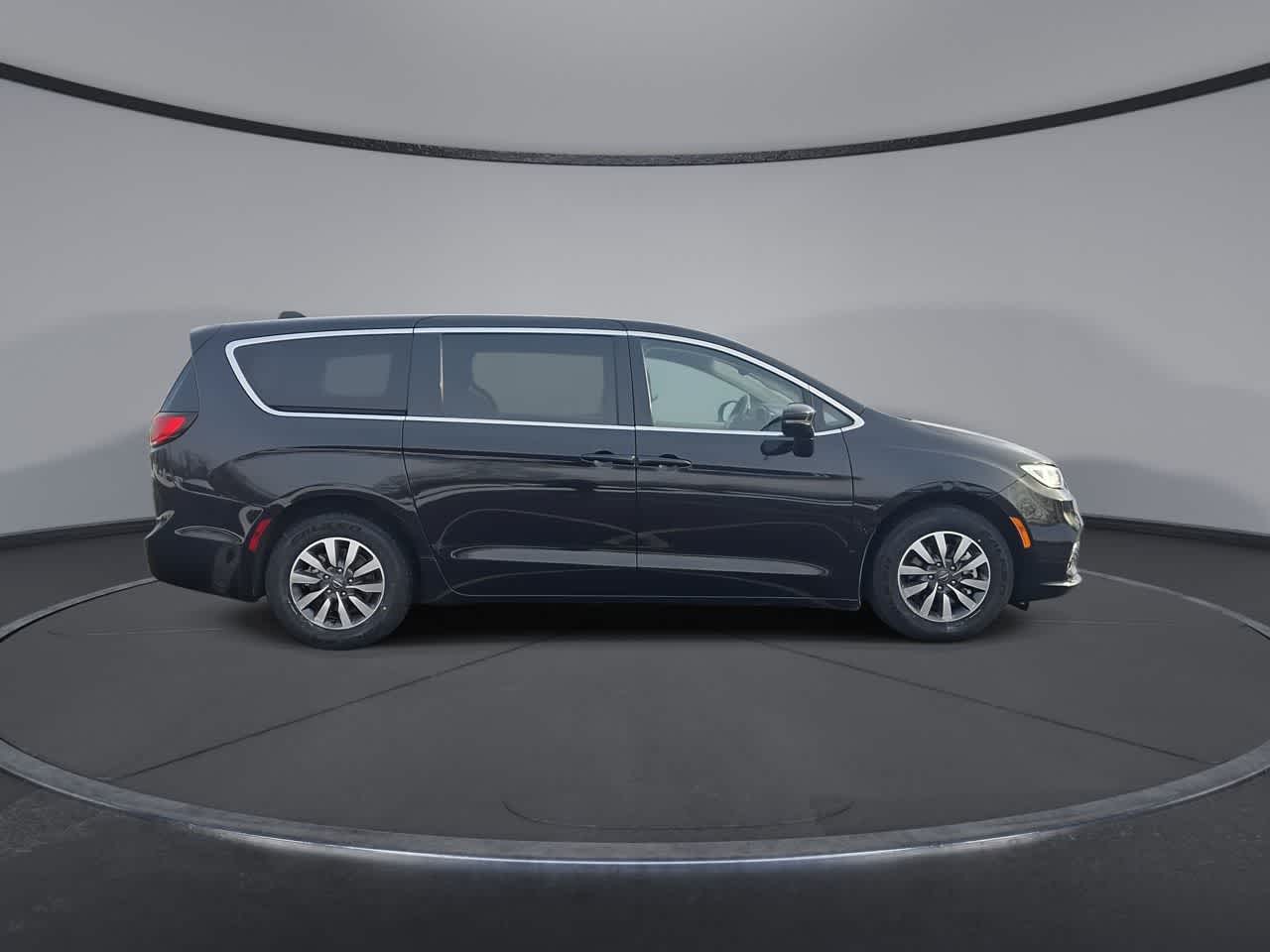 Thumbnail: 2024 Chrysler Pacifica - 9