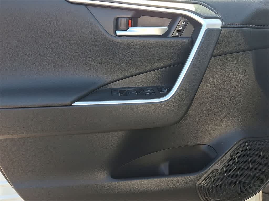 Thumbnail: 2019 Toyota RAV4 - 16