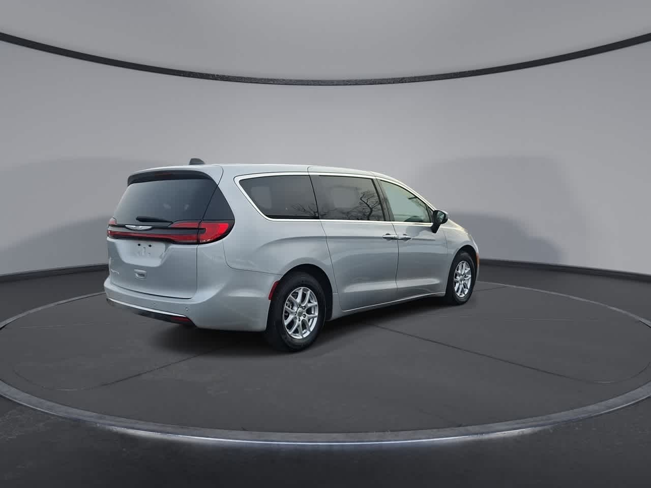 Thumbnail: 2023 Chrysler Pacifica - 8