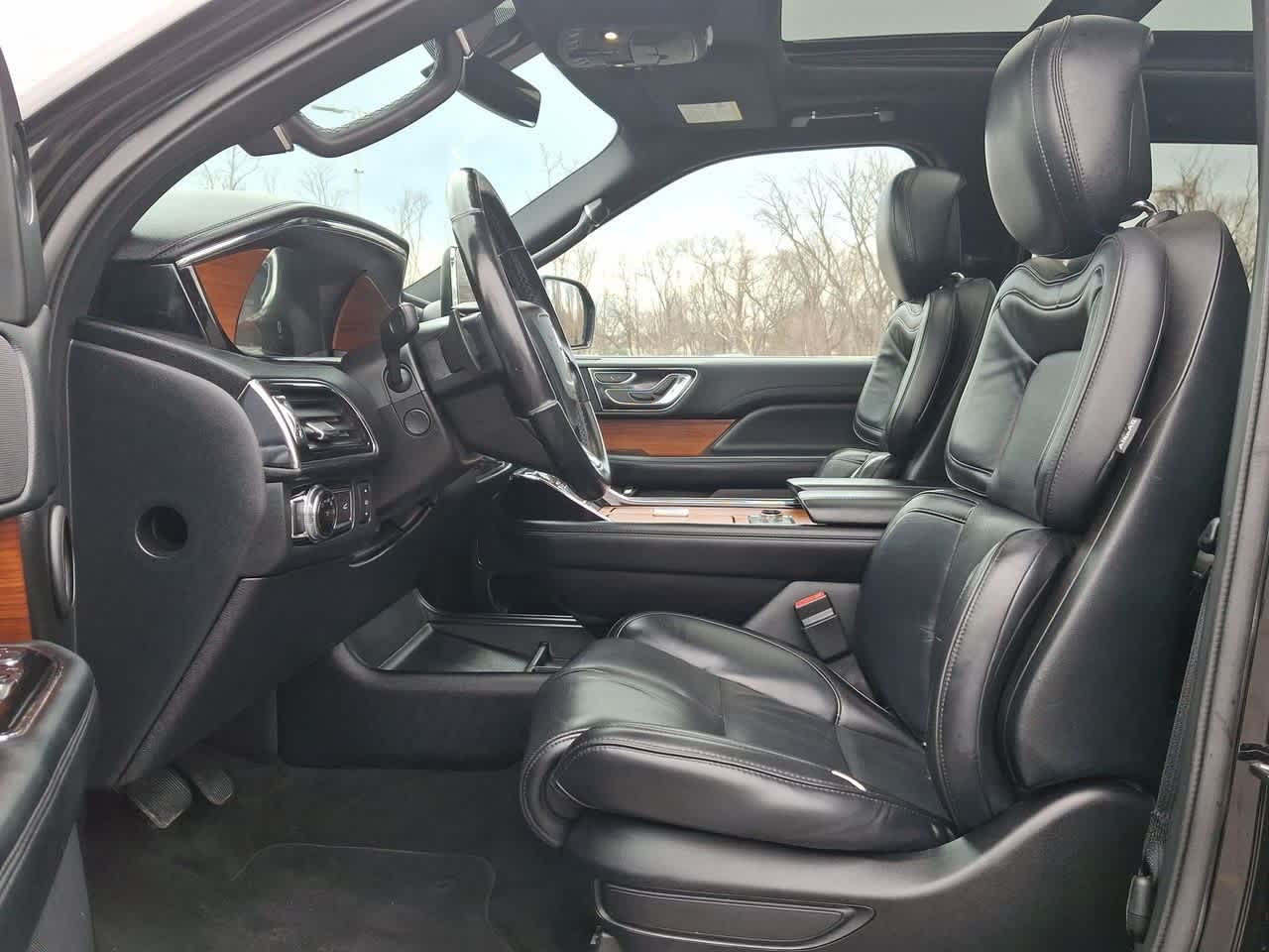 Thumbnail: 2019 Lincoln Navigator L - 17