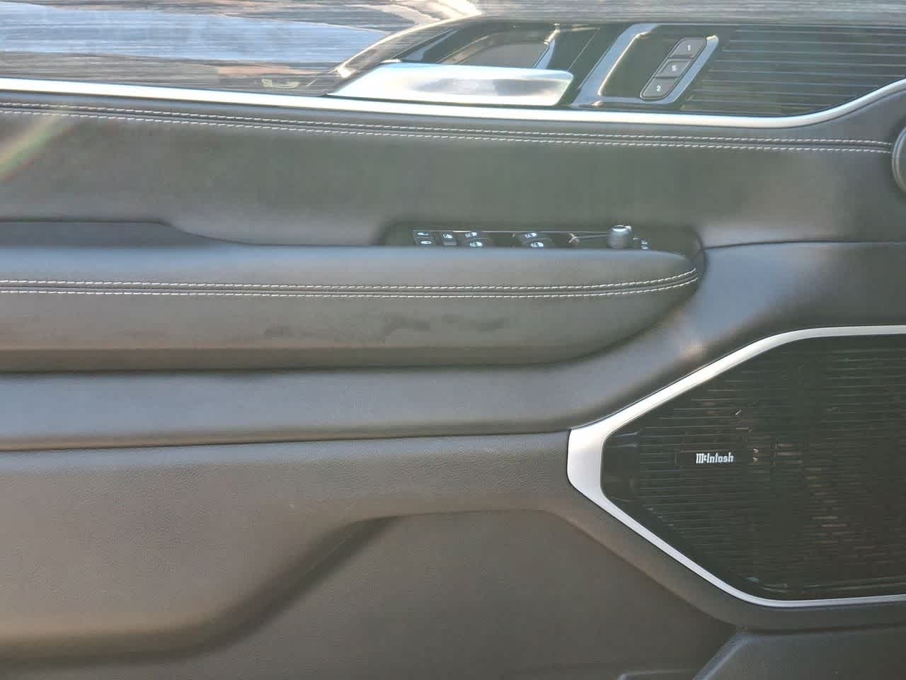 Thumbnail: 2022 Jeep Wagoneer - 16