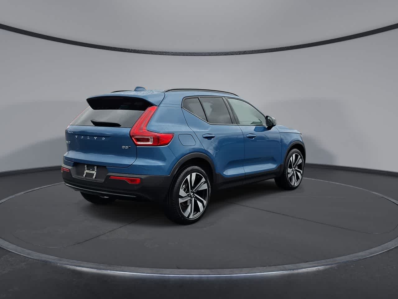 Thumbnail: 2025 Volvo XC40 - 8