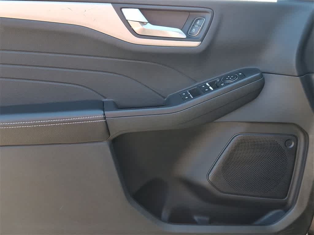 Thumbnail: 2022 Ford Escape - 16