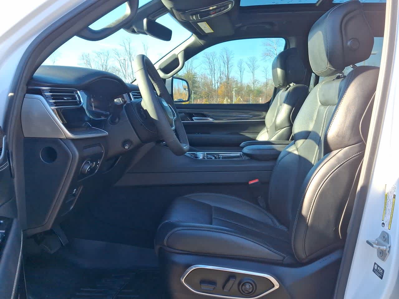 Thumbnail: 2022 Jeep Wagoneer - 17