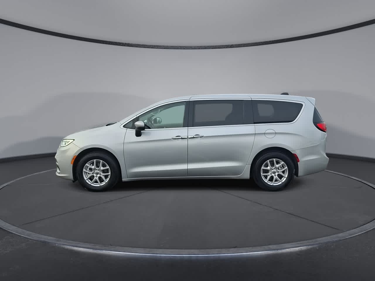 Thumbnail: 2023 Chrysler Pacifica - 5