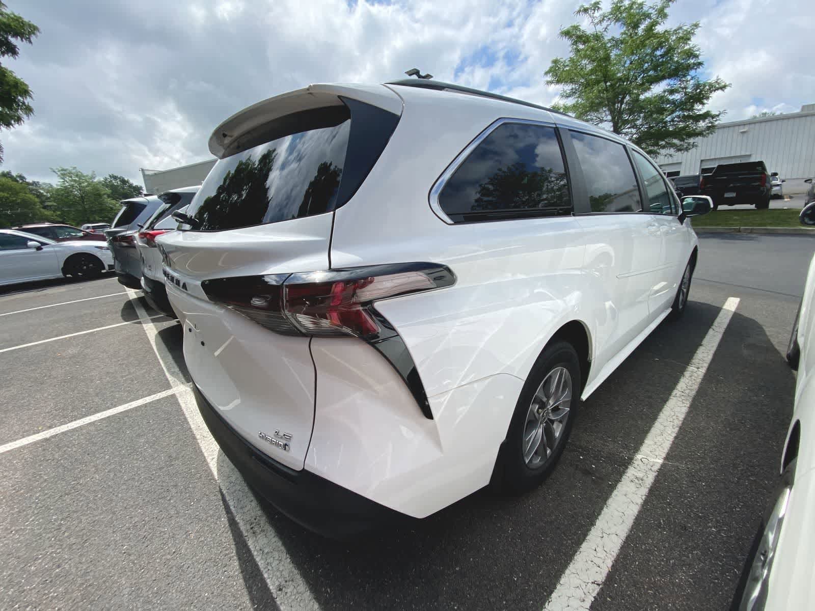 Thumbnail: 2023 Toyota Sienna - 7