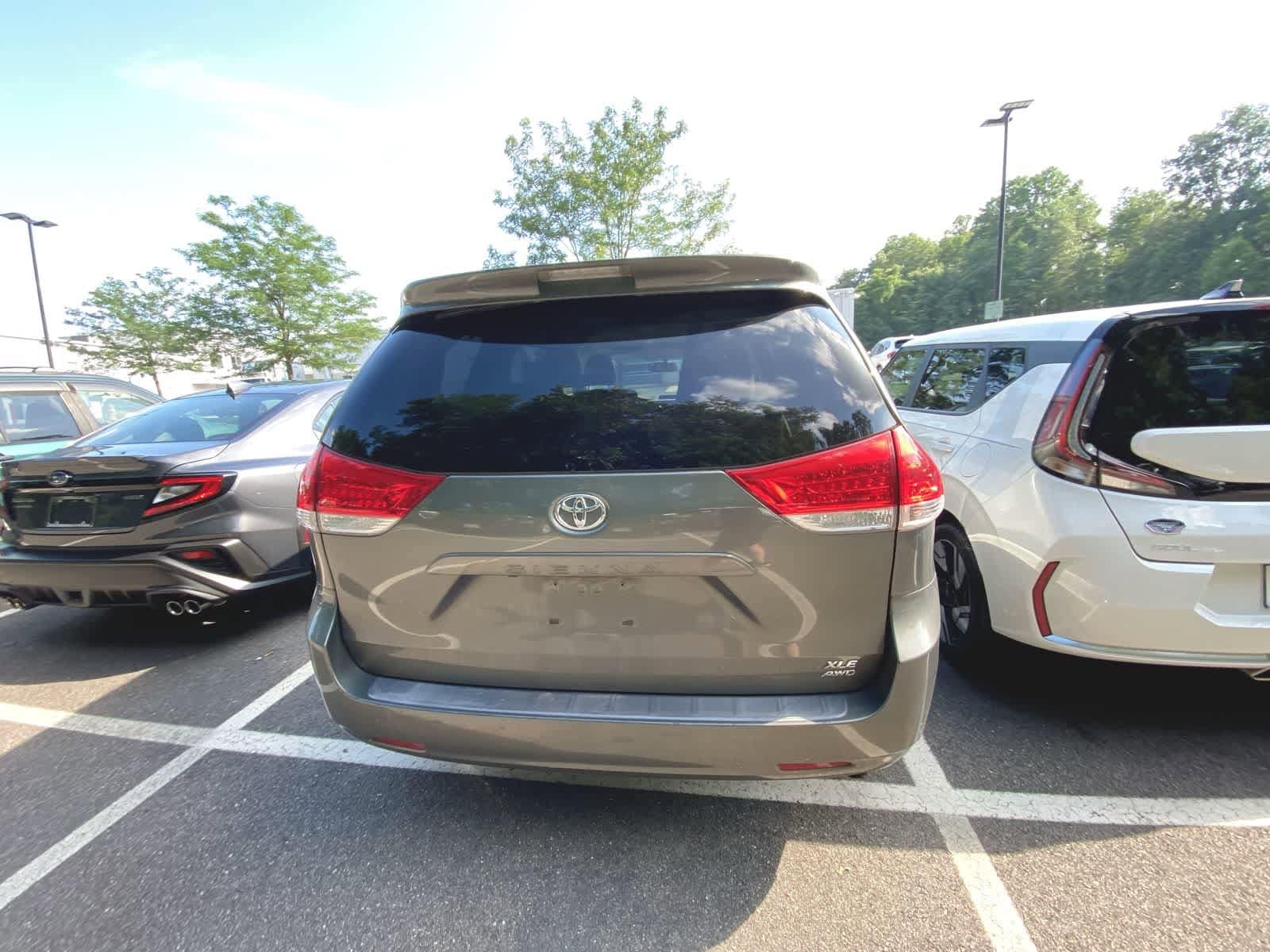 Thumbnail: 2011 Toyota Sienna - 8