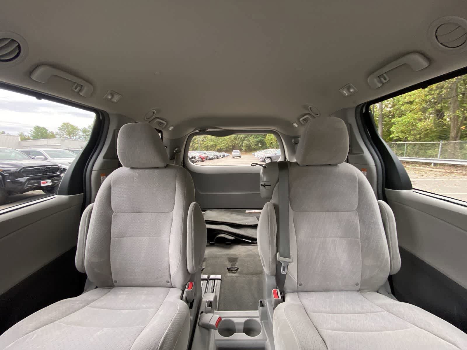 Thumbnail: 2015 Toyota Sienna - 25