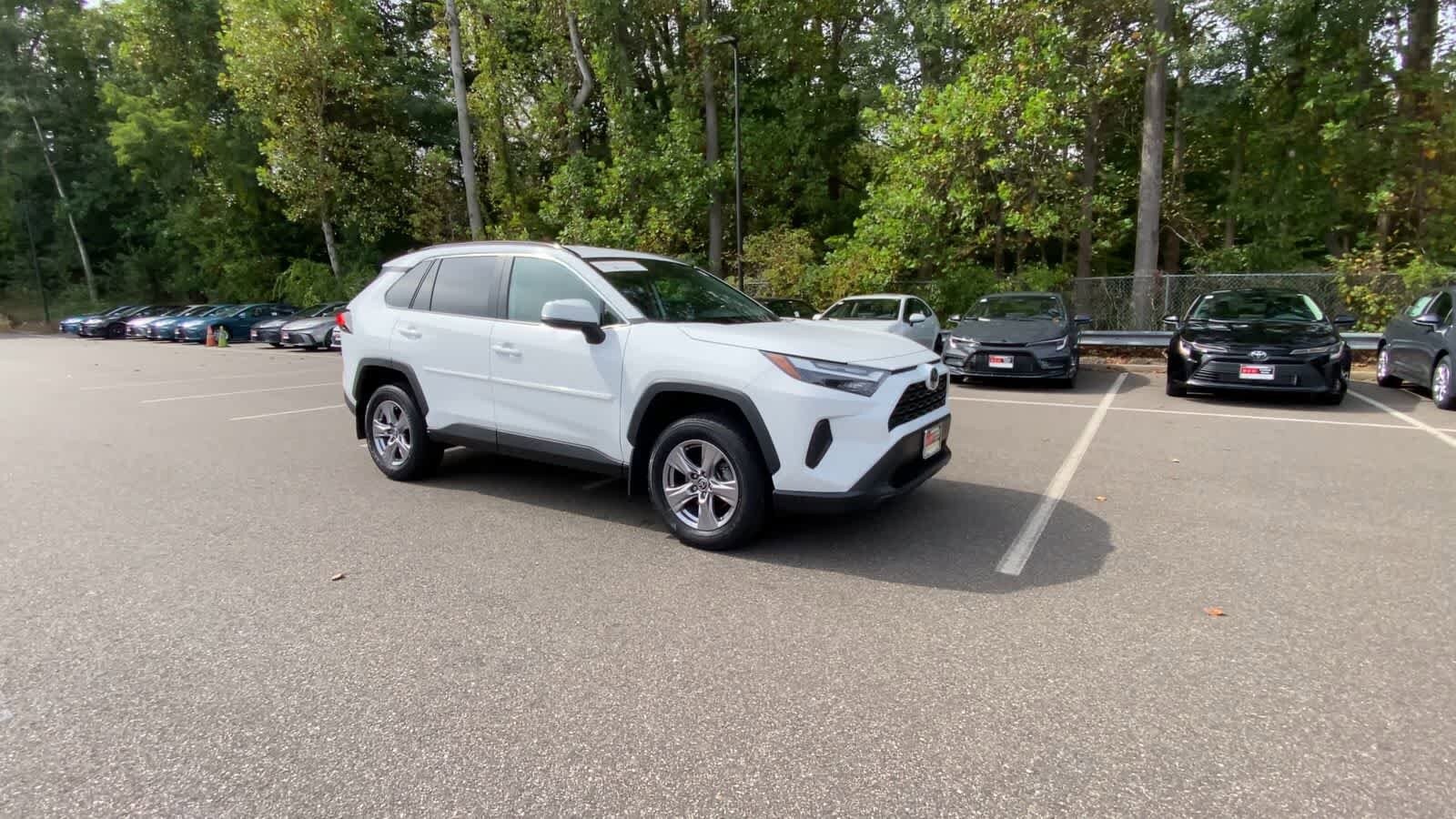 2022 Toyota RAV4 XLE photo 2