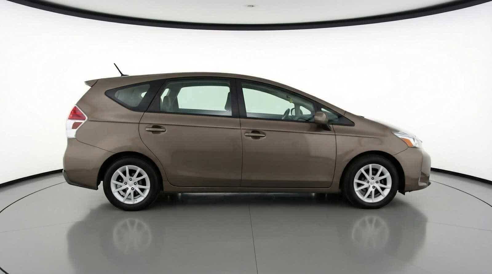Thumbnail: 2015 Toyota Prius v - 8