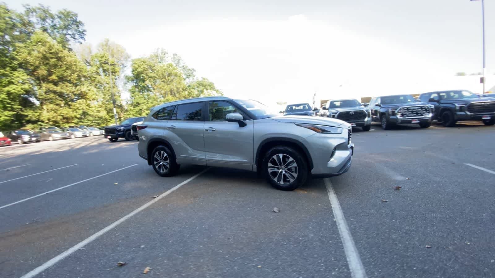 2025 Toyota Highlander XLE photo 2