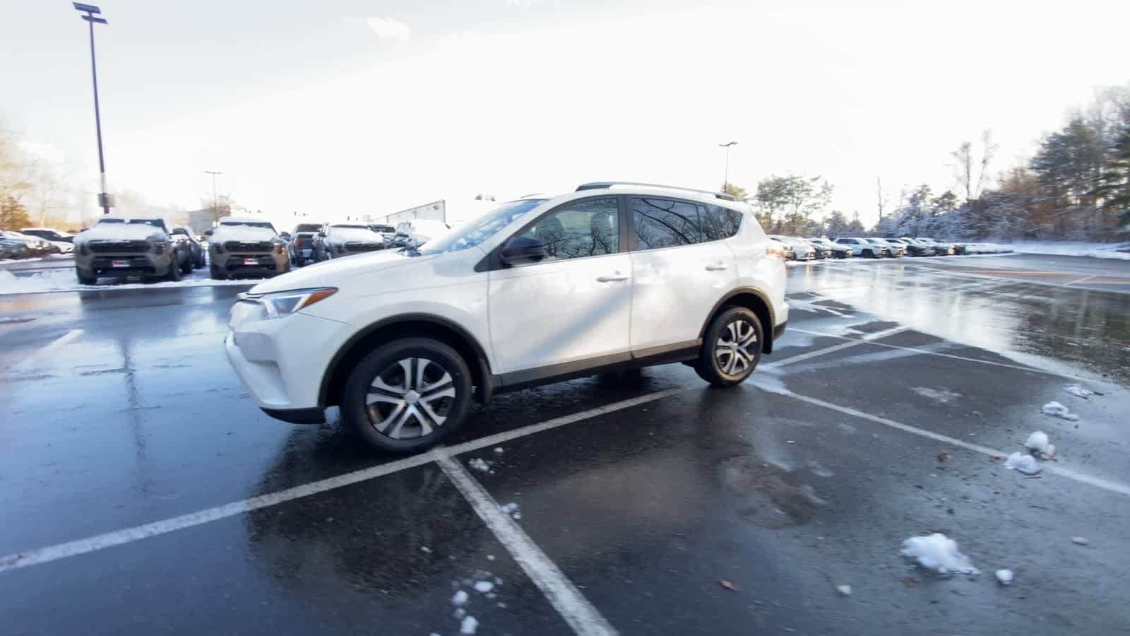Thumbnail: 2018 Toyota RAV4 - 10