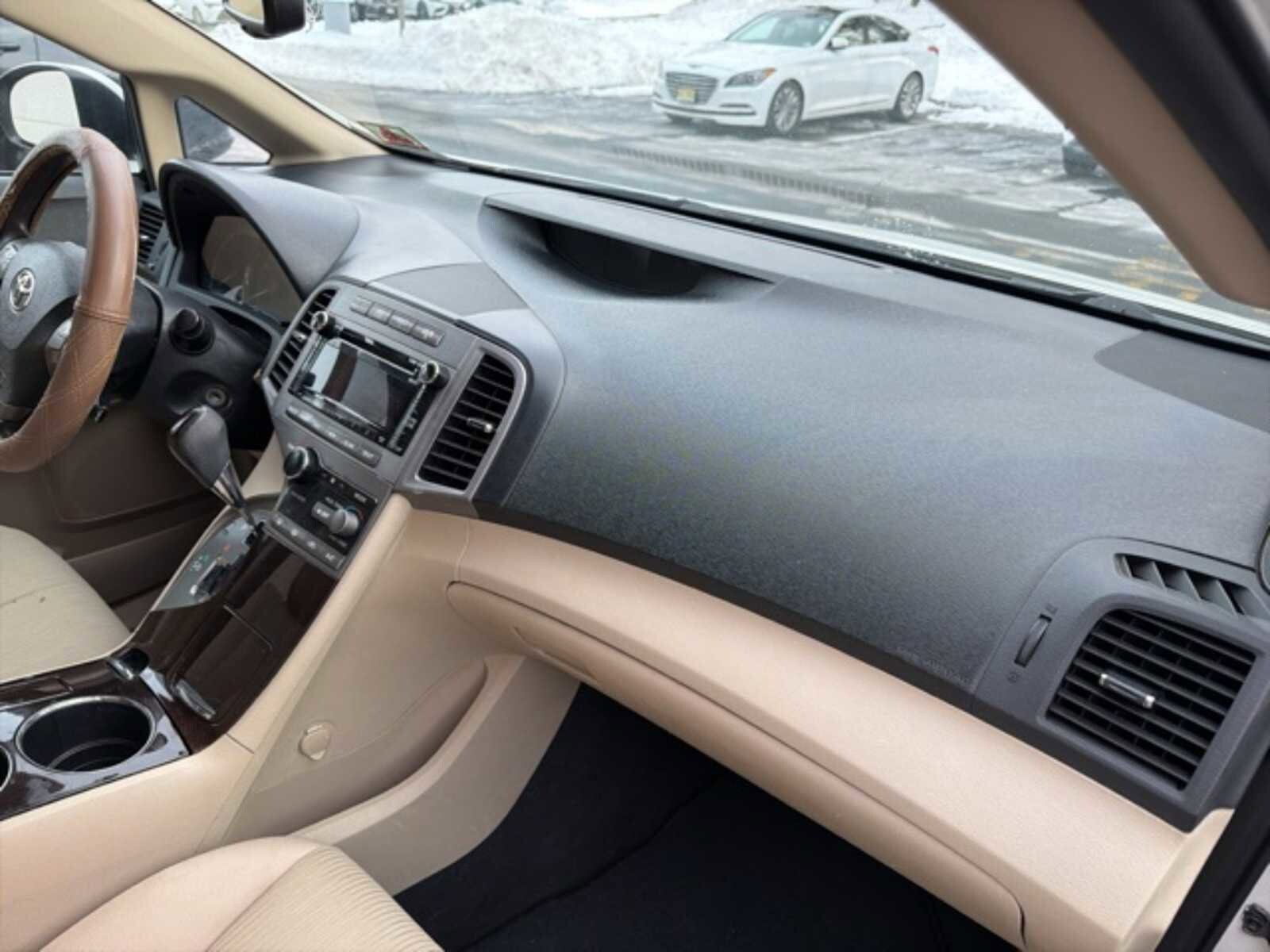 Thumbnail: 2010 Toyota Venza - 8