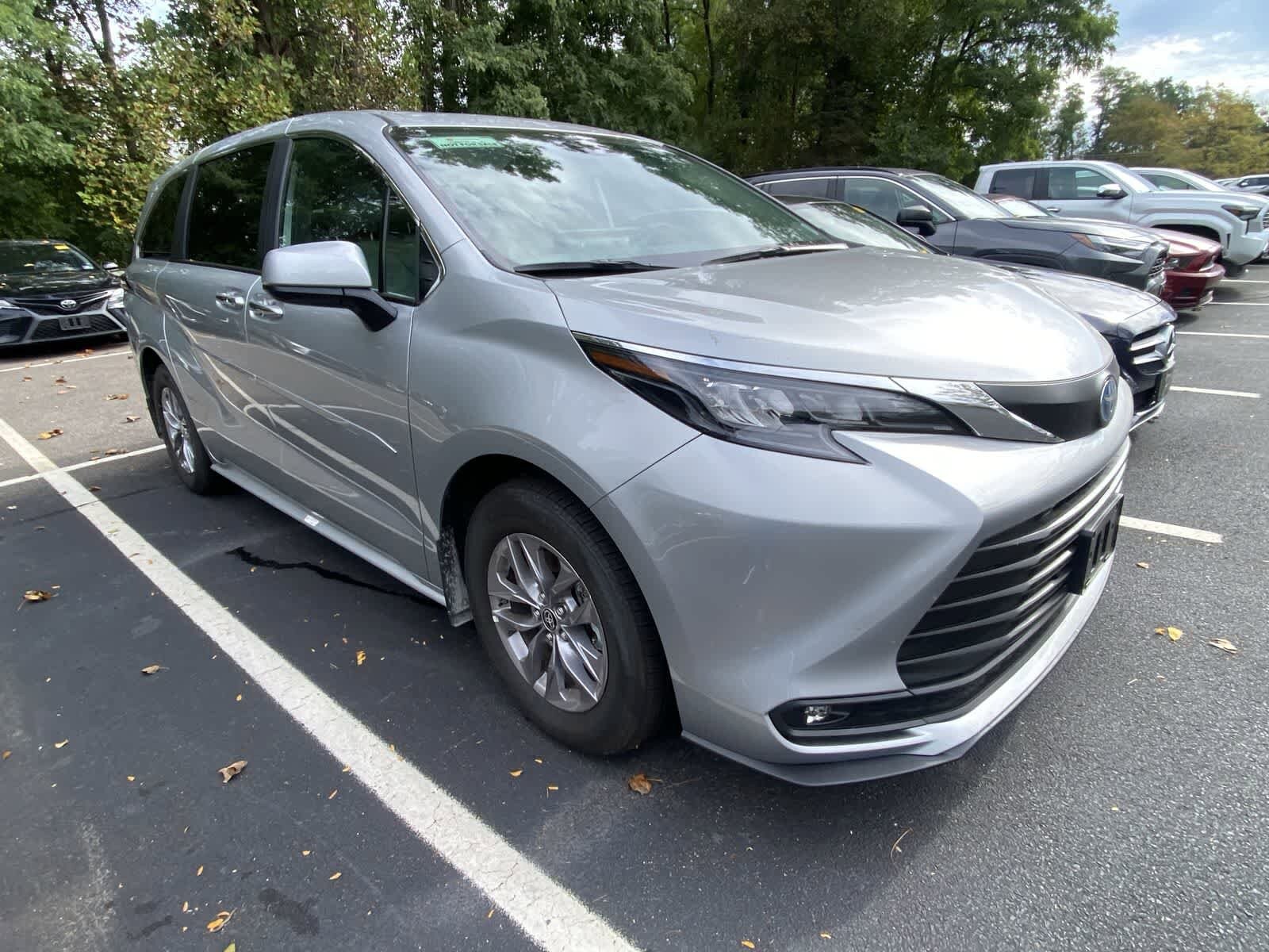 2025 Toyota Sienna XLE photo 3