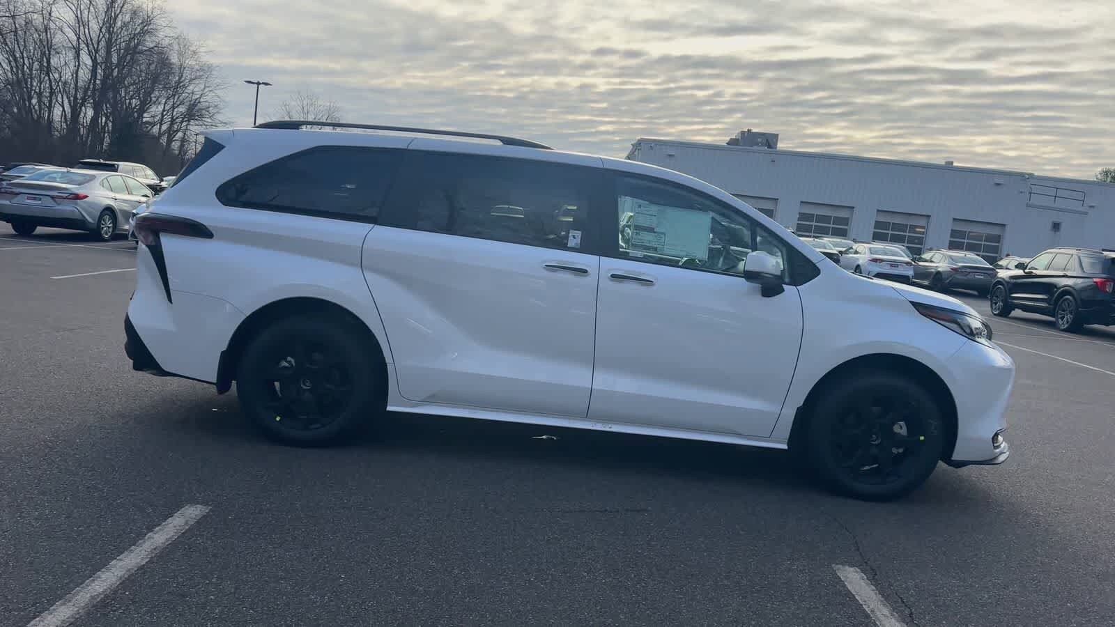 Thumbnail: 2026 Toyota Sienna - 9