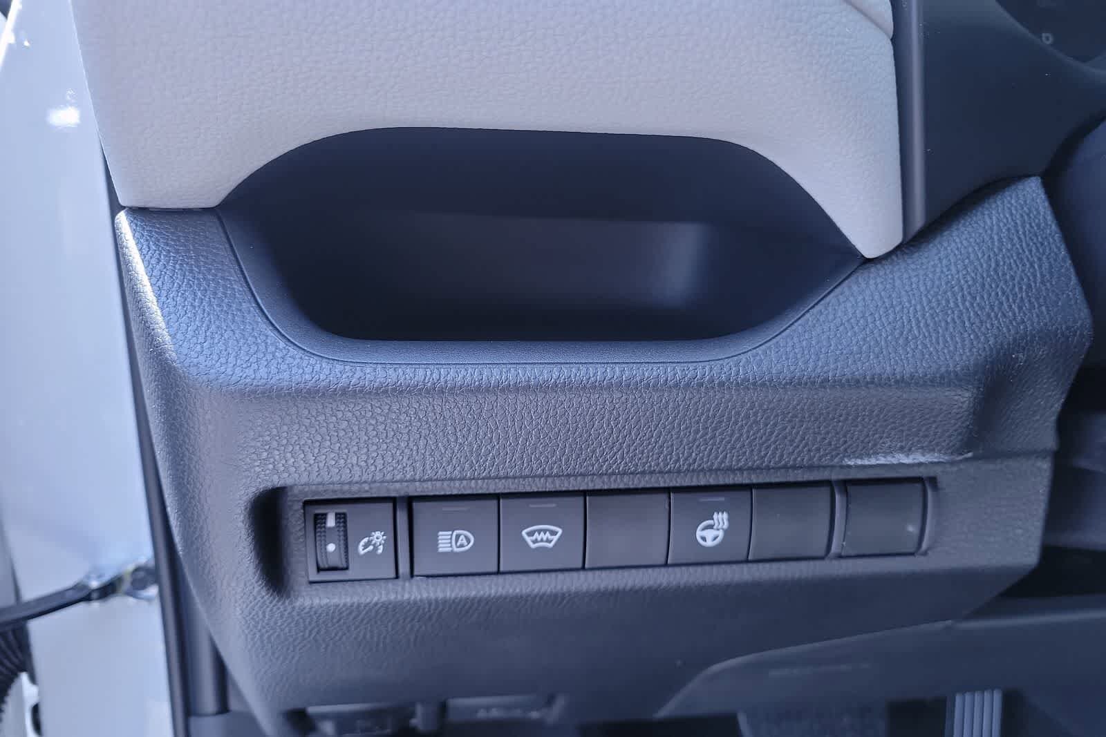 2025 Toyota RAV4 XLE 28