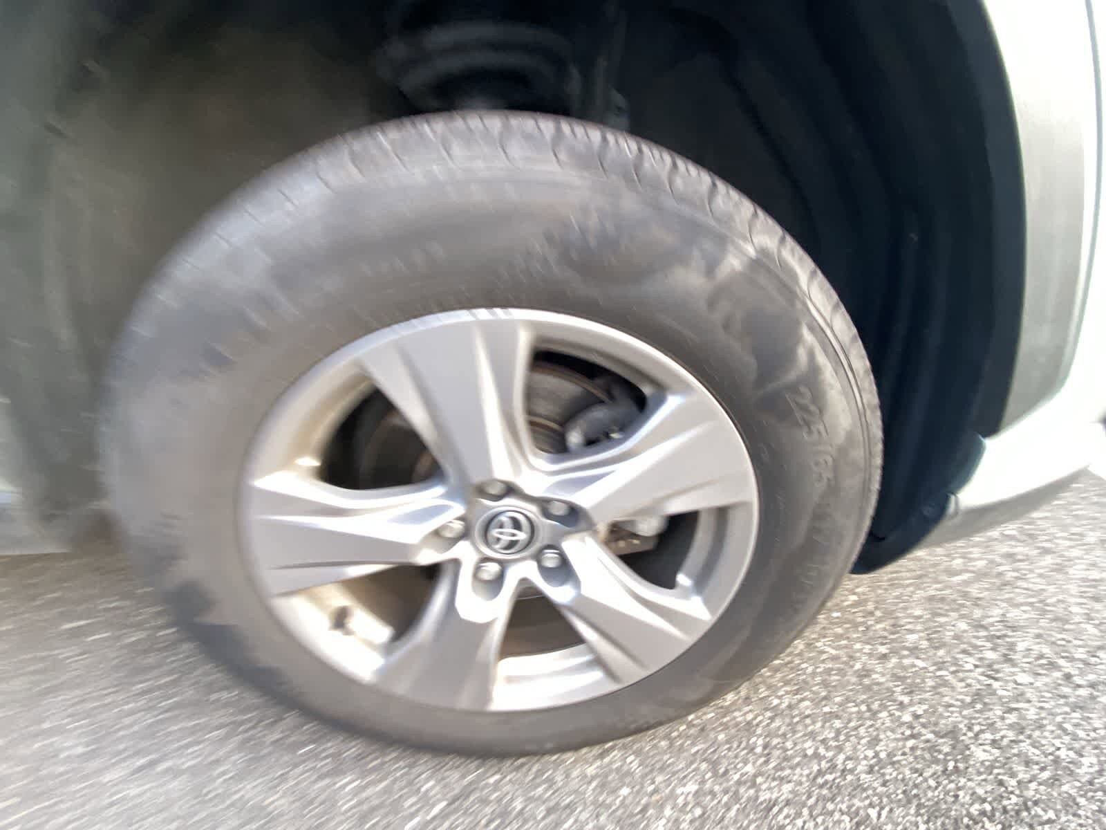 2023 Toyota RAV4 XLE photo 4