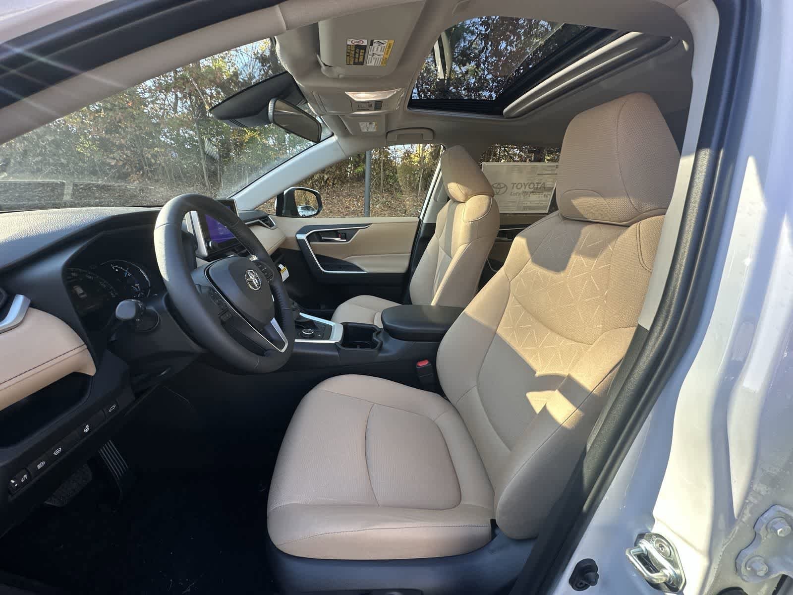 Thumbnail: 2025 Toyota RAV4 - 26