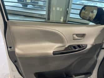 Thumbnail: 2013 Toyota Sienna - 15