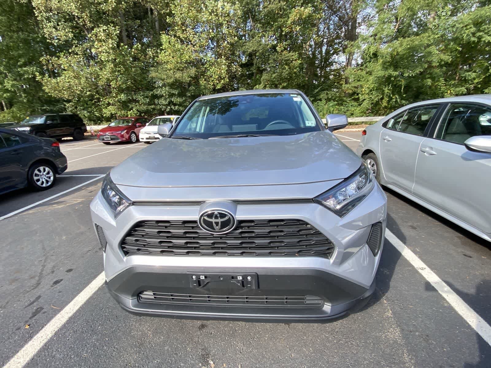 2022 Toyota RAV4 LE photo 2