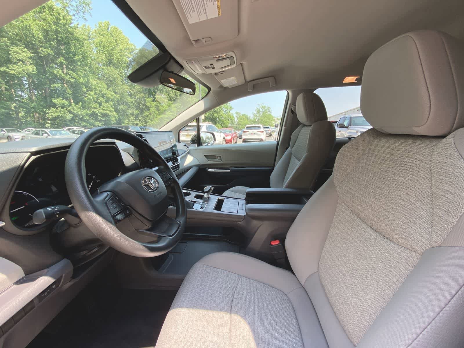 2023 Toyota Sienna LE 16