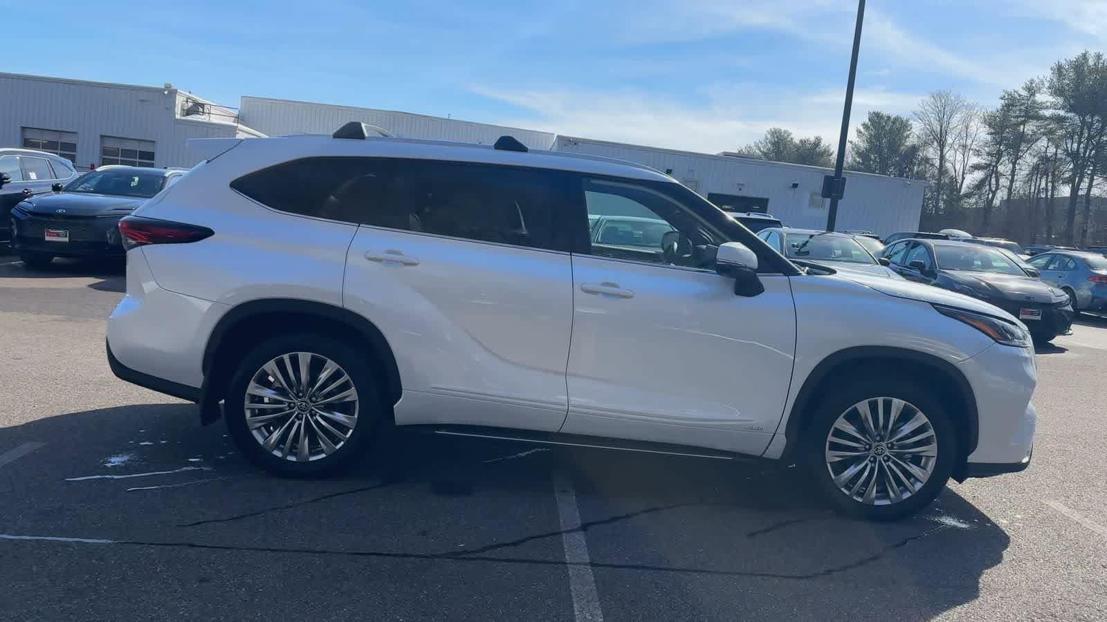 Thumbnail: 2025 Toyota Highlander - 9