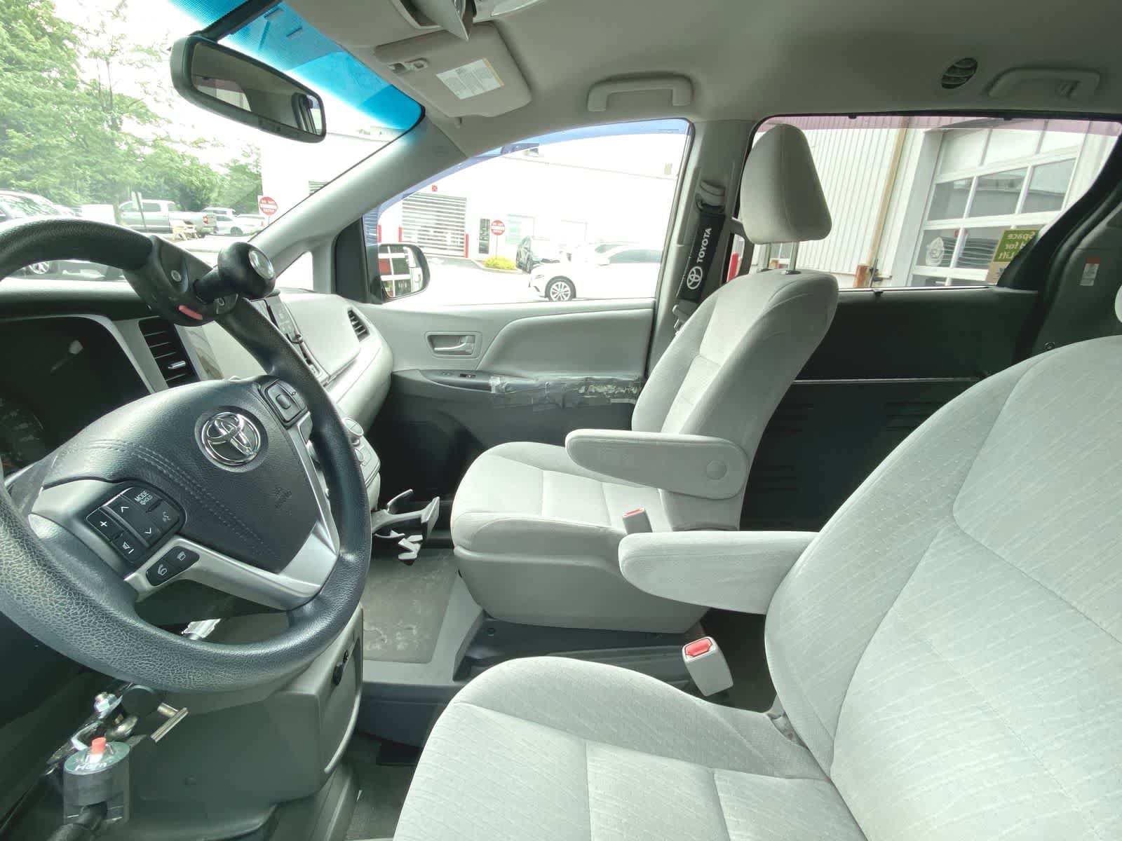 Thumbnail: 2016 Toyota Sienna - 10