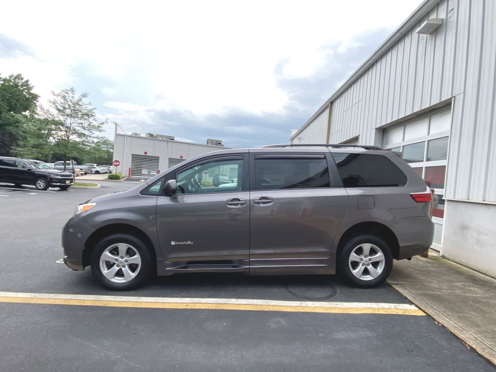 Thumbnail: 2016 Toyota Sienna - 9