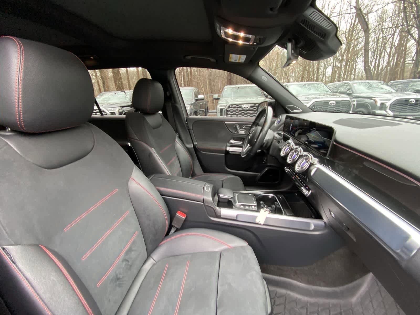 Thumbnail: 2021 Mercedes-Benz GLB - 24