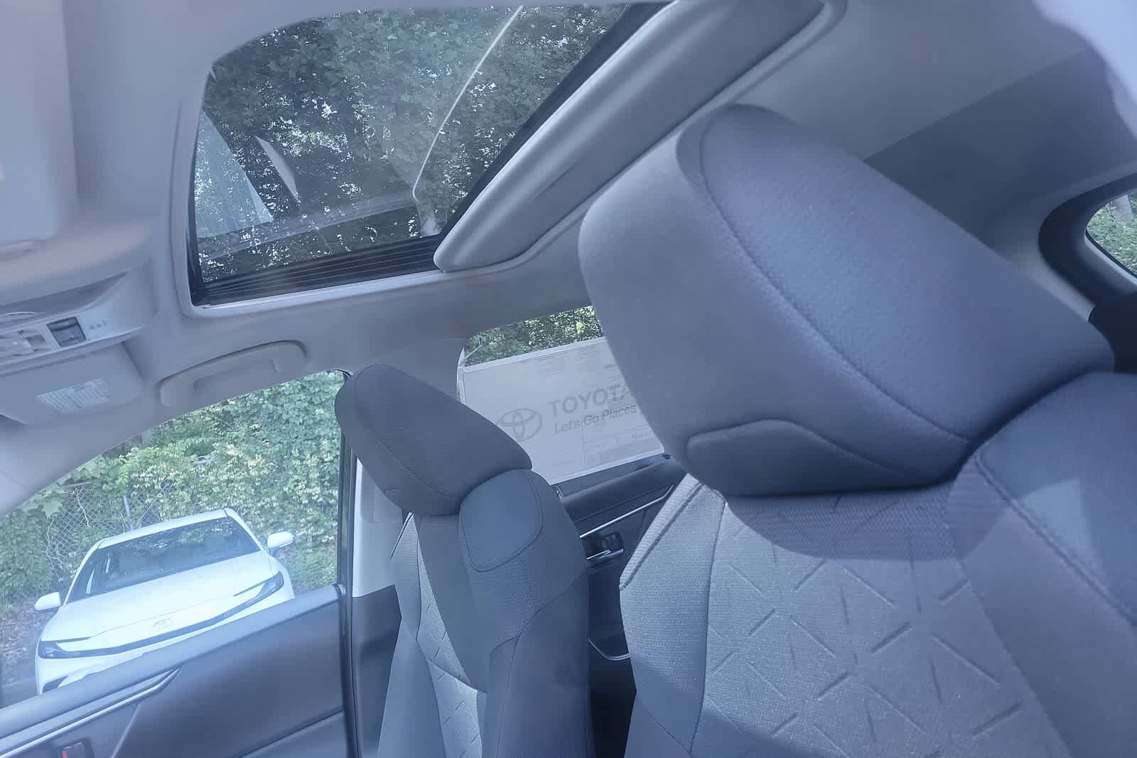 2025 Toyota RAV4 XLE 31