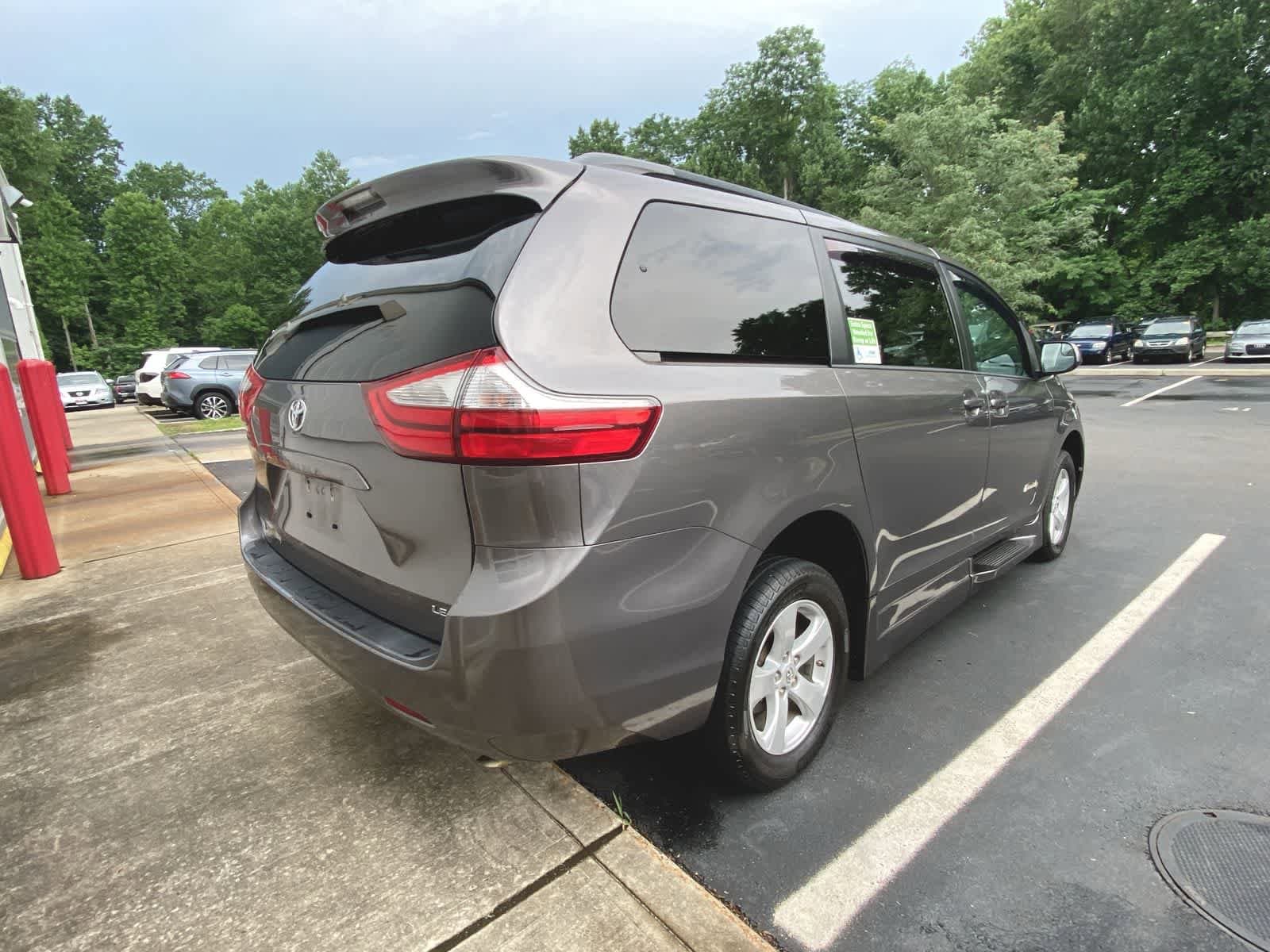 Thumbnail: 2016 Toyota Sienna - 7