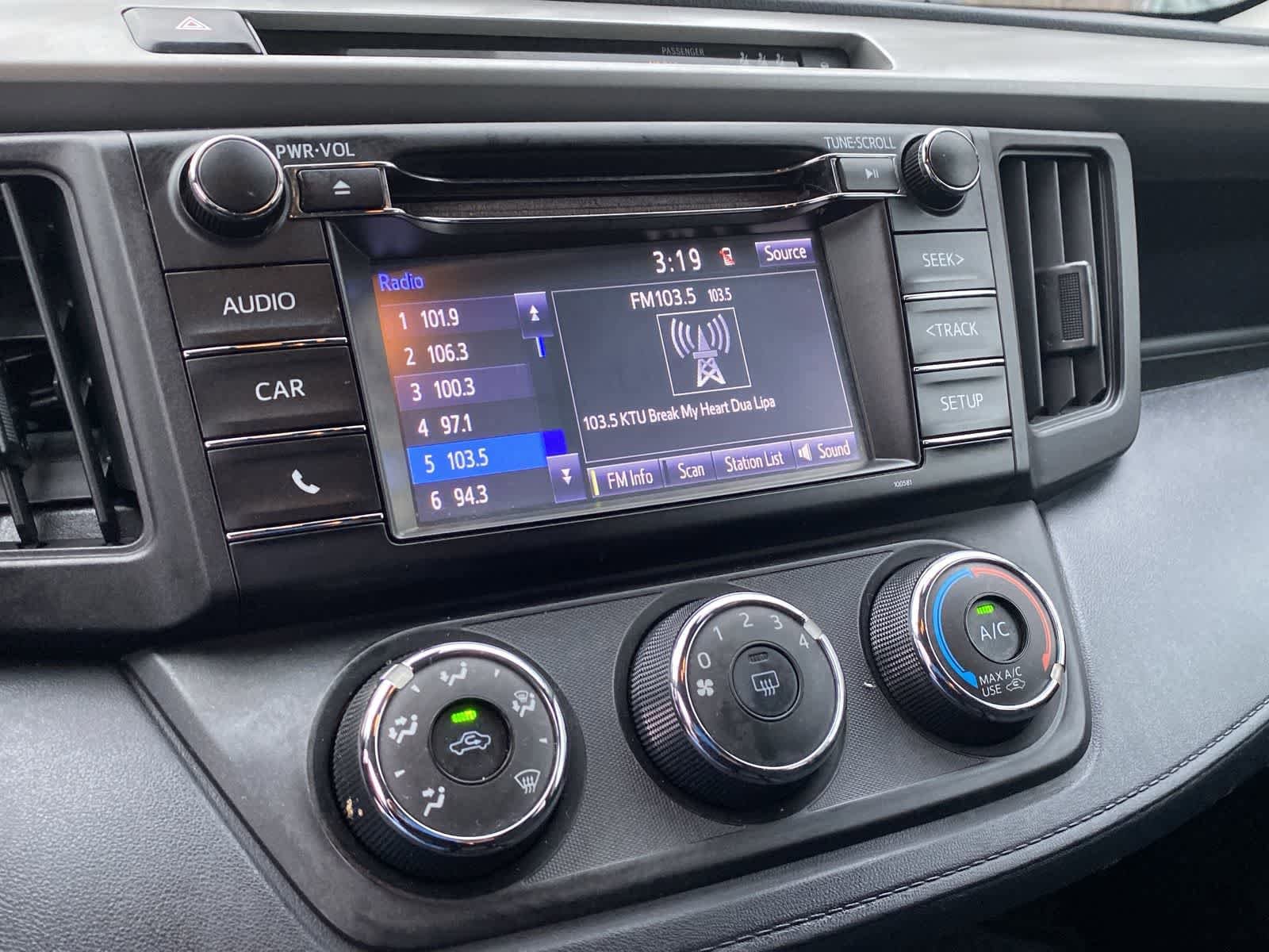 Thumbnail: 2018 Toyota RAV4 - 32