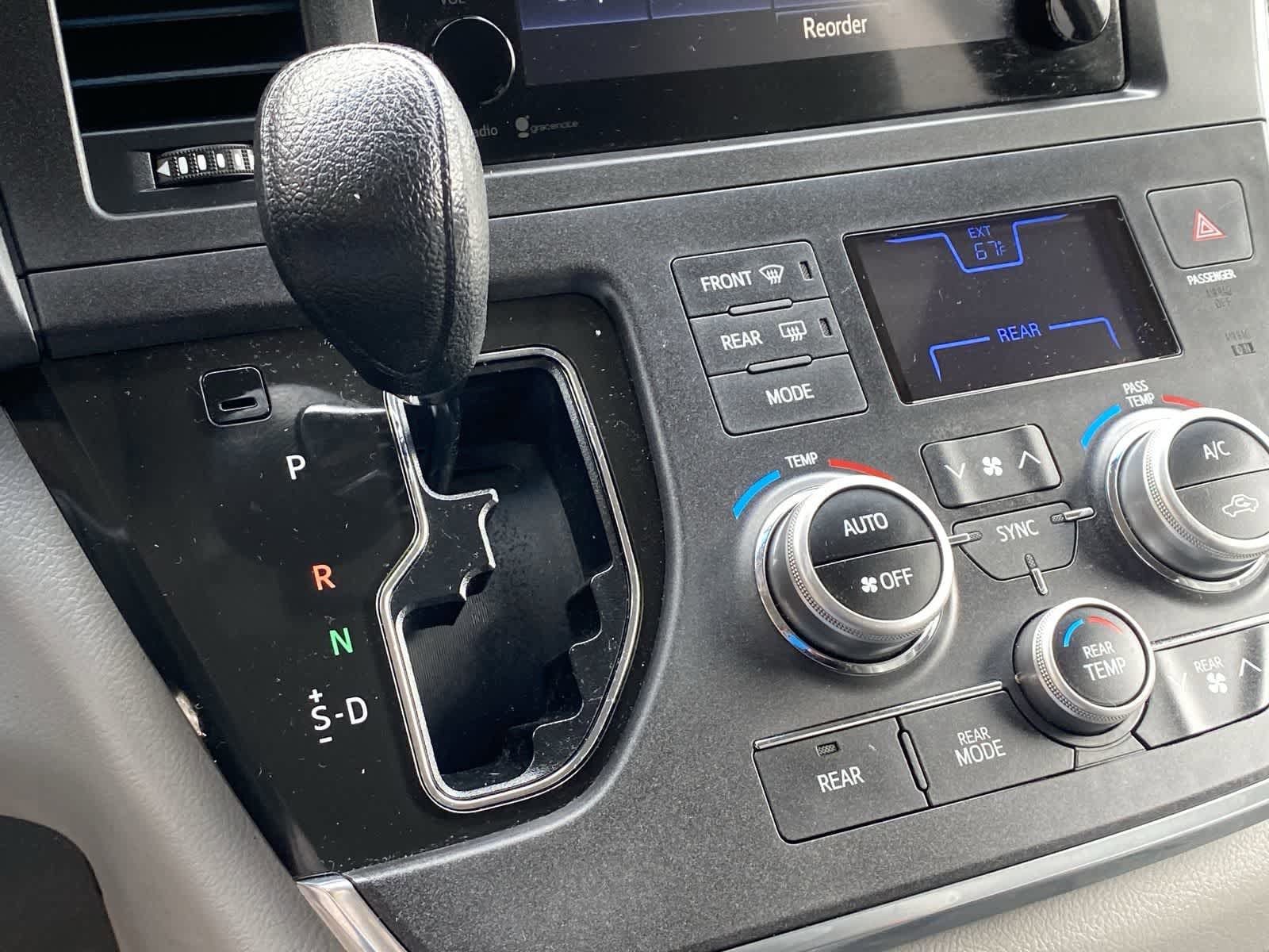 Thumbnail: 2015 Toyota Sienna - 29