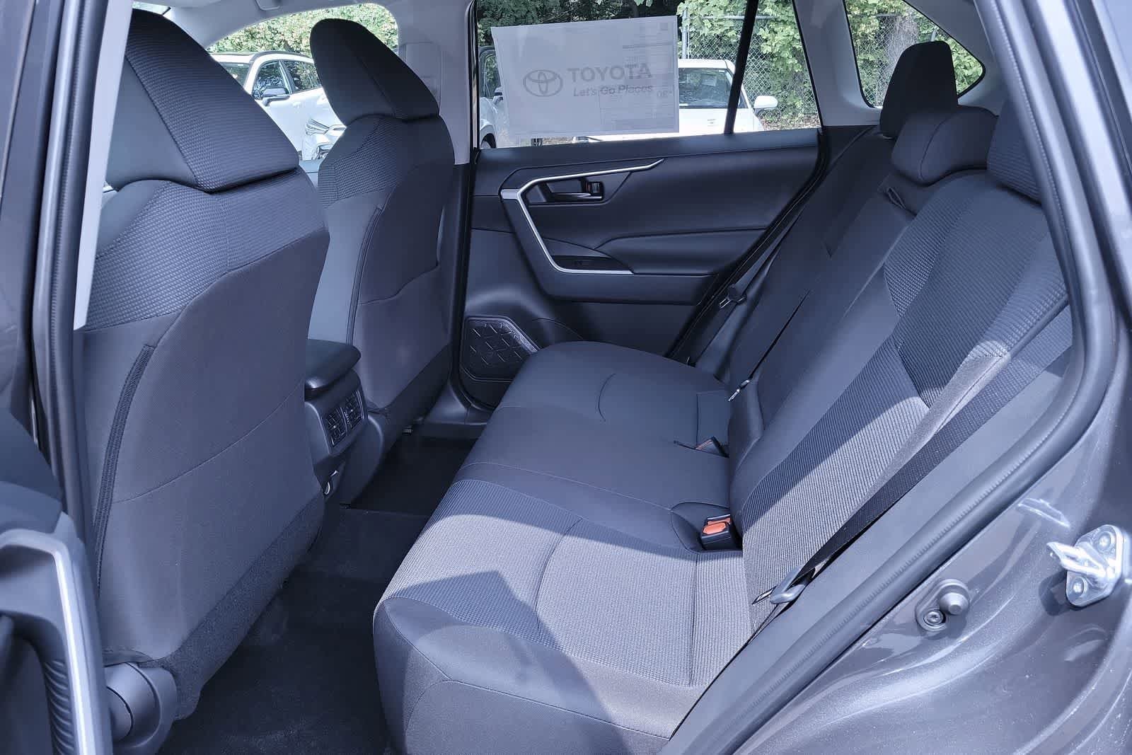 2025 Toyota RAV4 LE 32