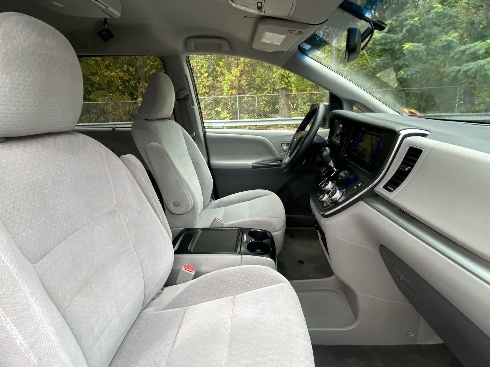 Thumbnail: 2015 Toyota Sienna - 21