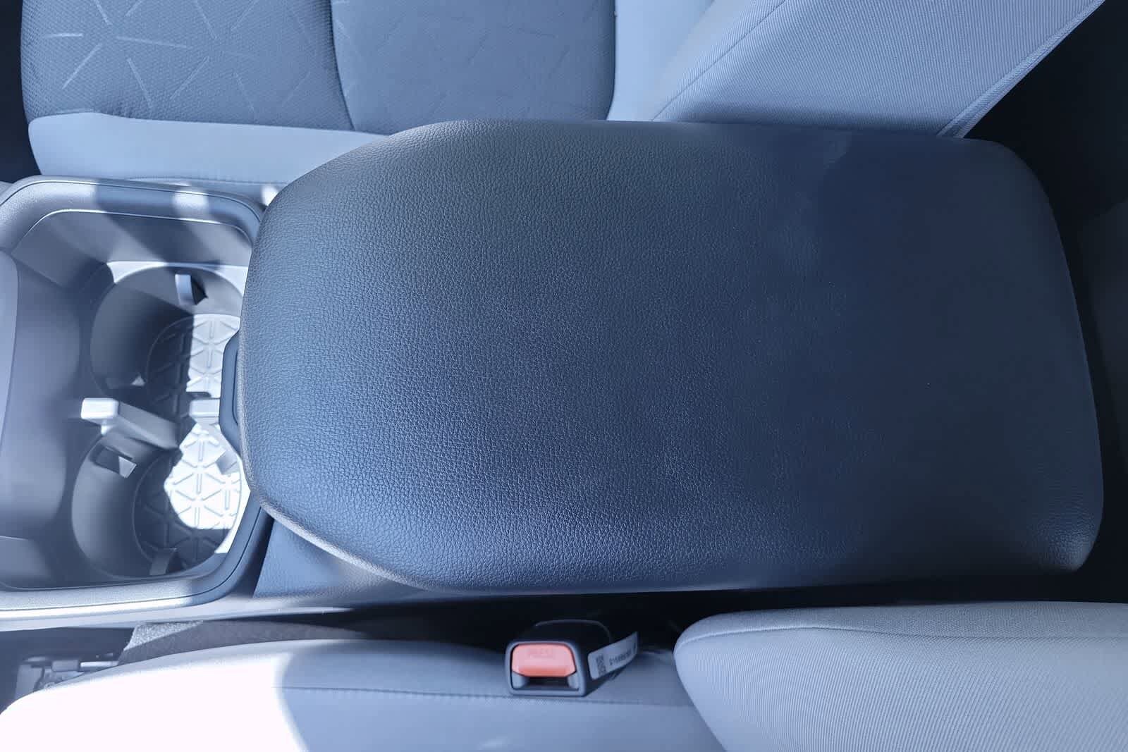 2025 Toyota RAV4 XLE 27