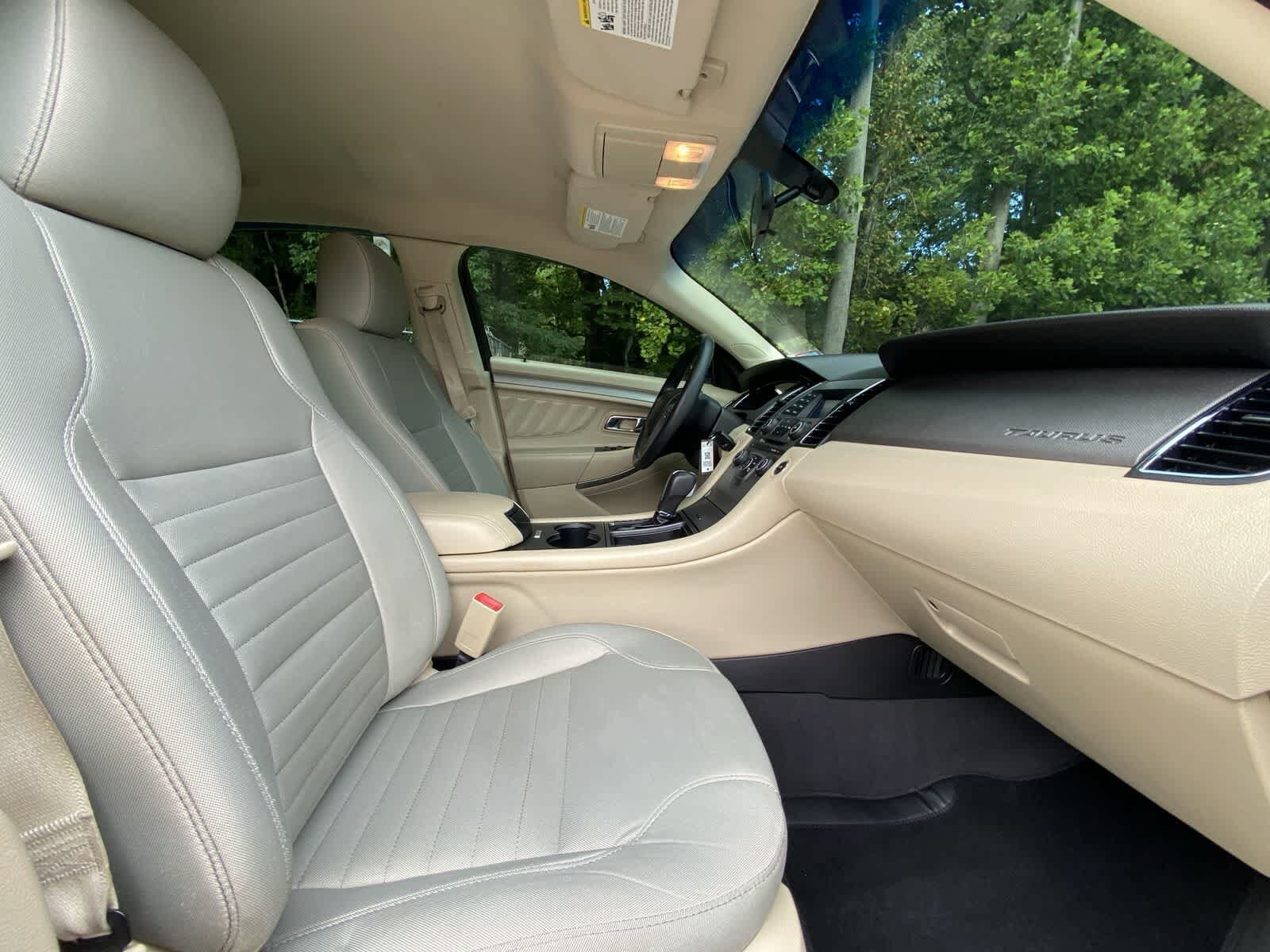 2019 Ford Taurus SE - Photo 24