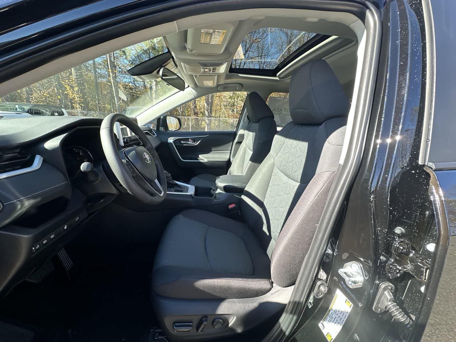 Thumbnail: 2025 Toyota RAV4 - 25