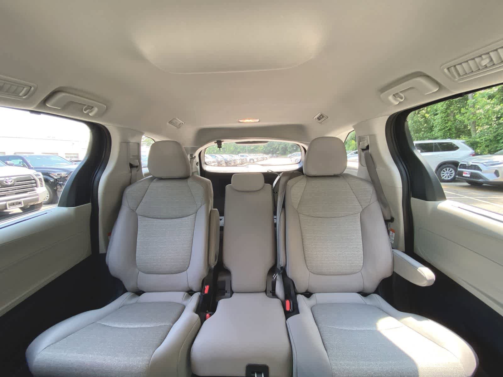 2023 Toyota Sienna LE 24