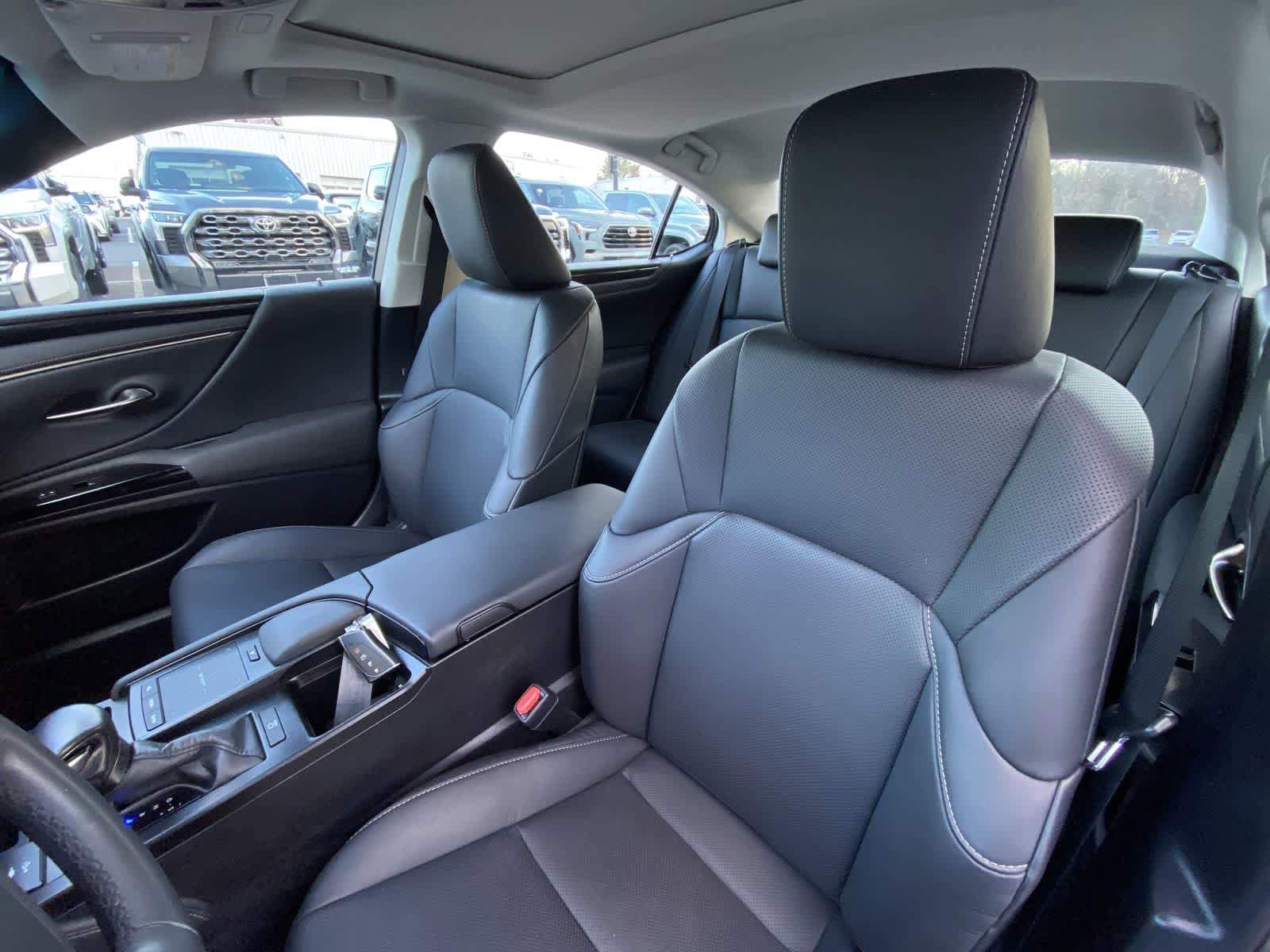 Thumbnail: 2022 Lexus ES - 24