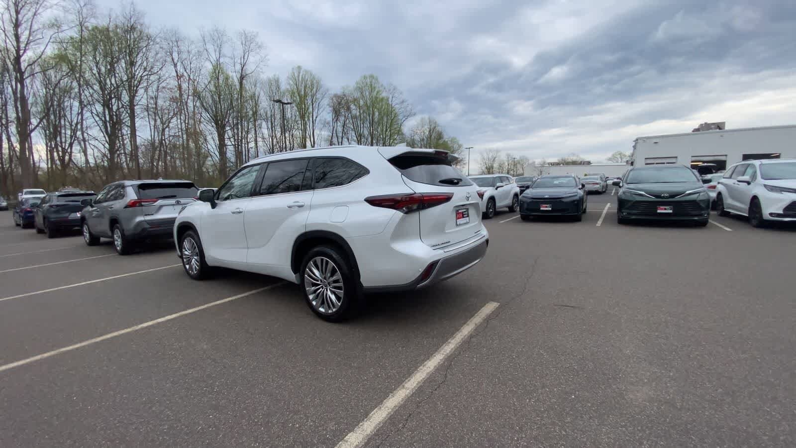 Thumbnail: 2025 Toyota Highlander - 9