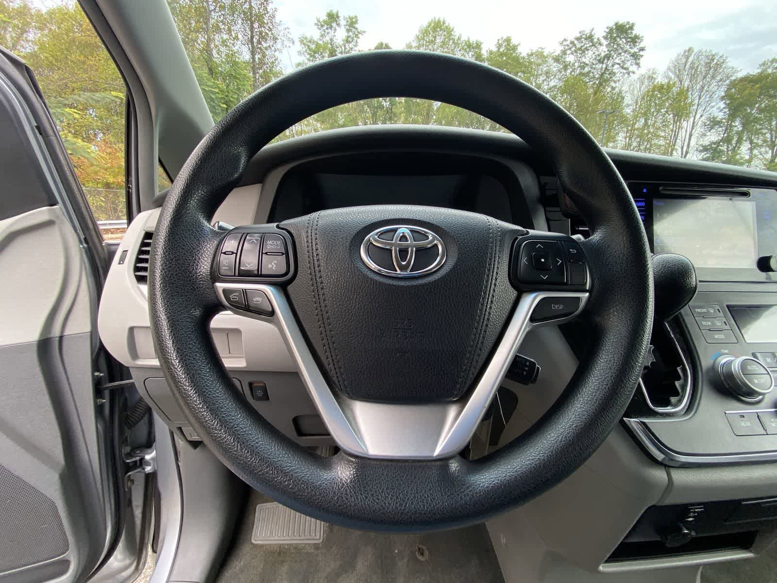 Thumbnail: 2015 Toyota Sienna - 26