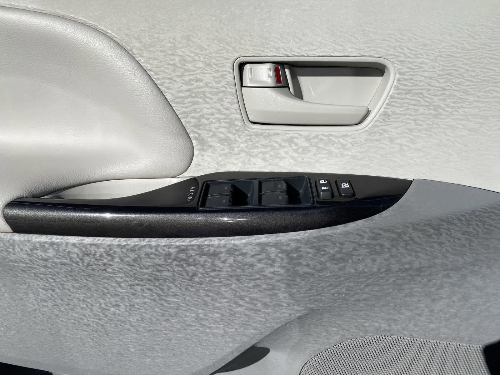 Thumbnail: 2013 Toyota Sienna - 23