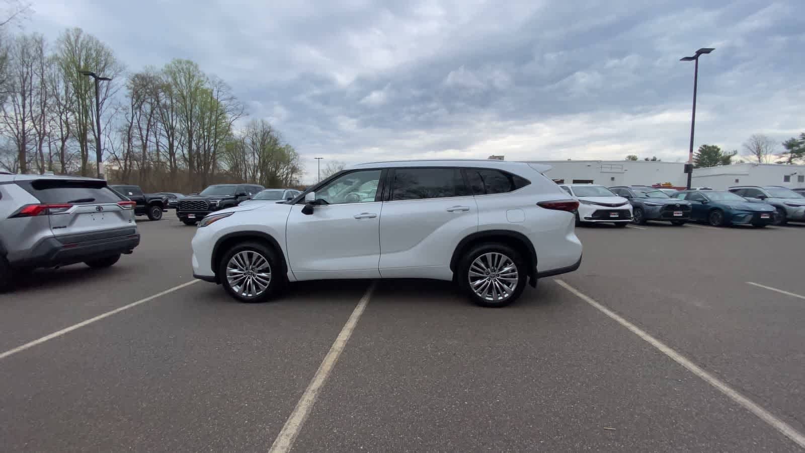 Thumbnail: 2025 Toyota Highlander - 8