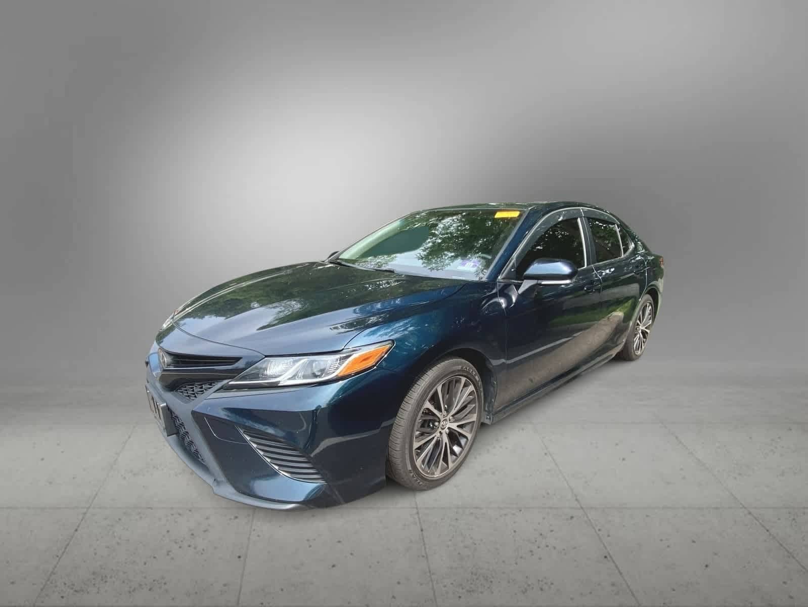2018 Toyota Camry SE Hero Image