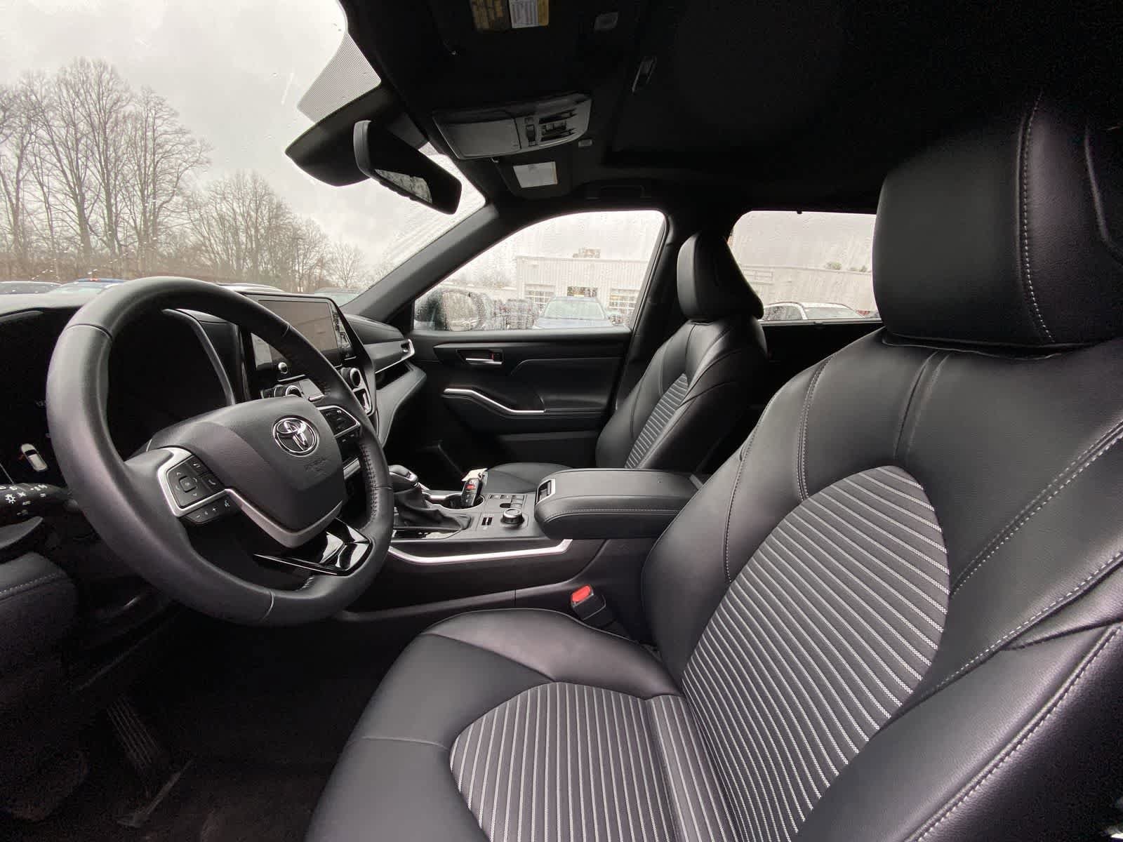 Thumbnail: 2025 Toyota Highlander - 21