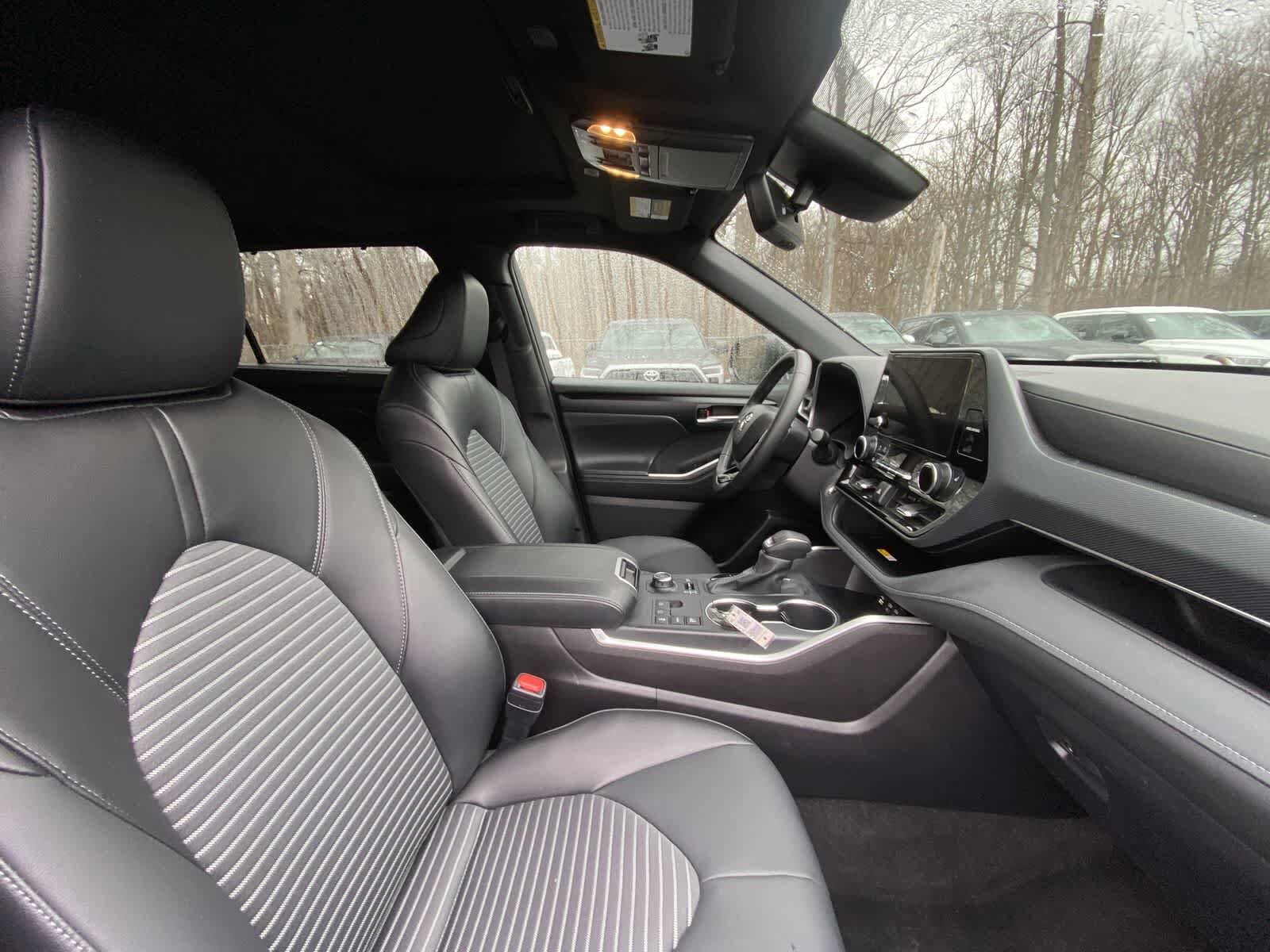 Thumbnail: 2025 Toyota Highlander - 34