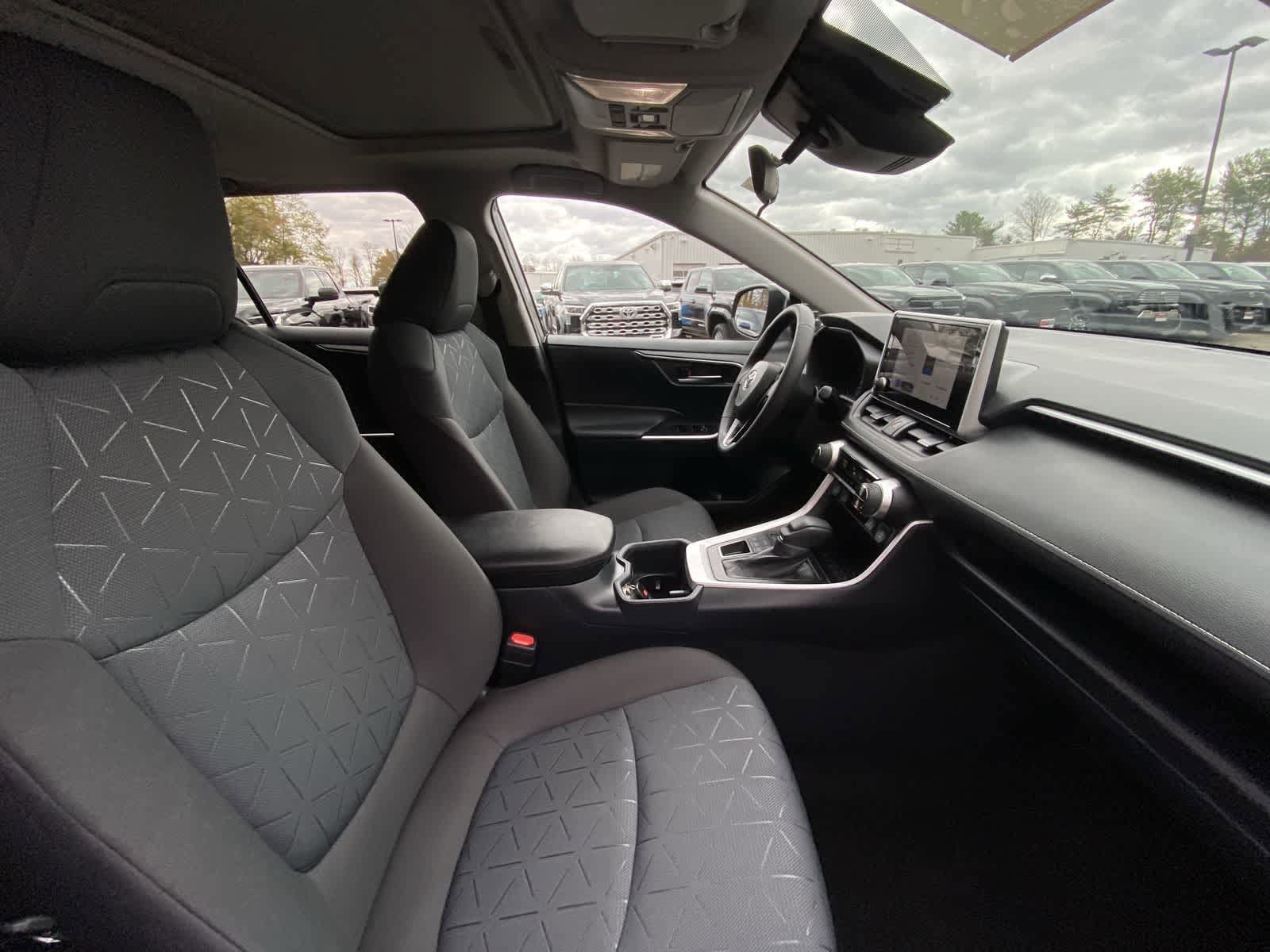 Thumbnail: 2025 Toyota RAV4 - 27