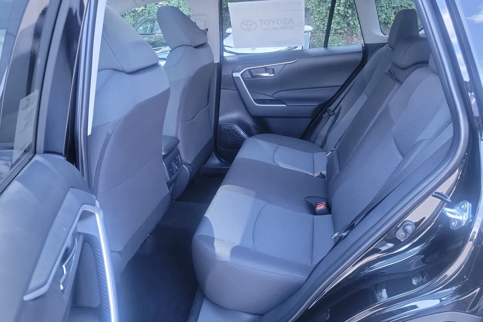 2025 Toyota RAV4 XLE 33